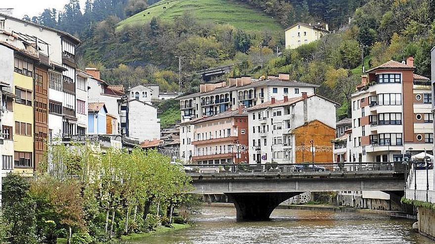 Absuelven a los dos empresarios acusados de verter cianuro al río Deba