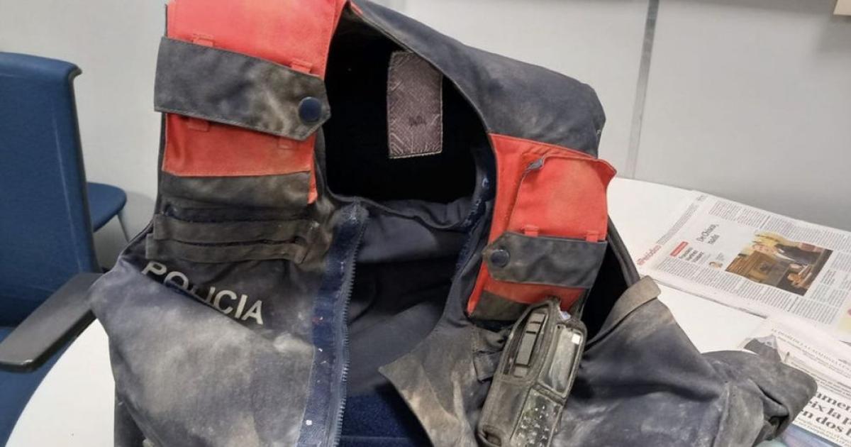 Un mosso se salva en un derrumbe en Solsona