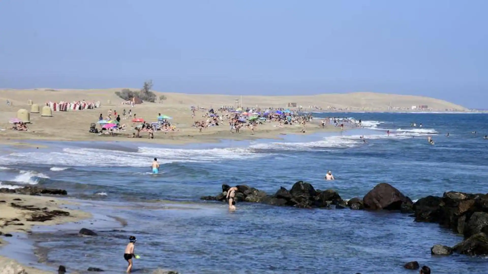 Agentes de la Policía Nacional de Maspalomas rescatan a joven en parada cardiorespiratoria en el mar cerca del Faro de Maspalomas.