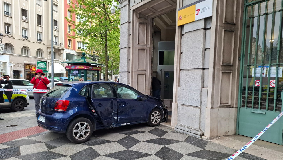 Una conductora de 74 años empotra su coche contra la sede de la Seguridad Social en Santander