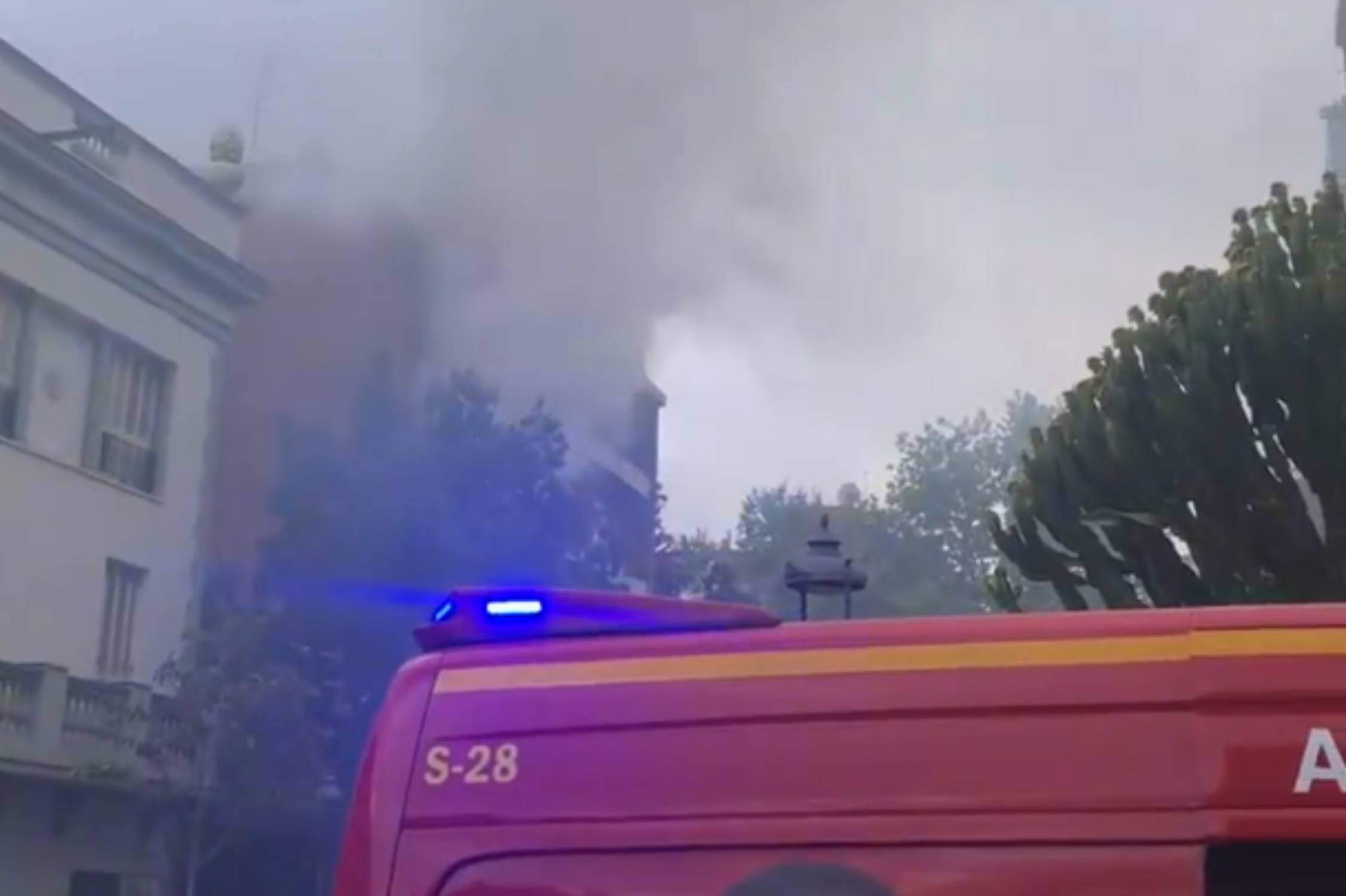 Aparatoso incendio en Barcelona deja cuatro heridos leves