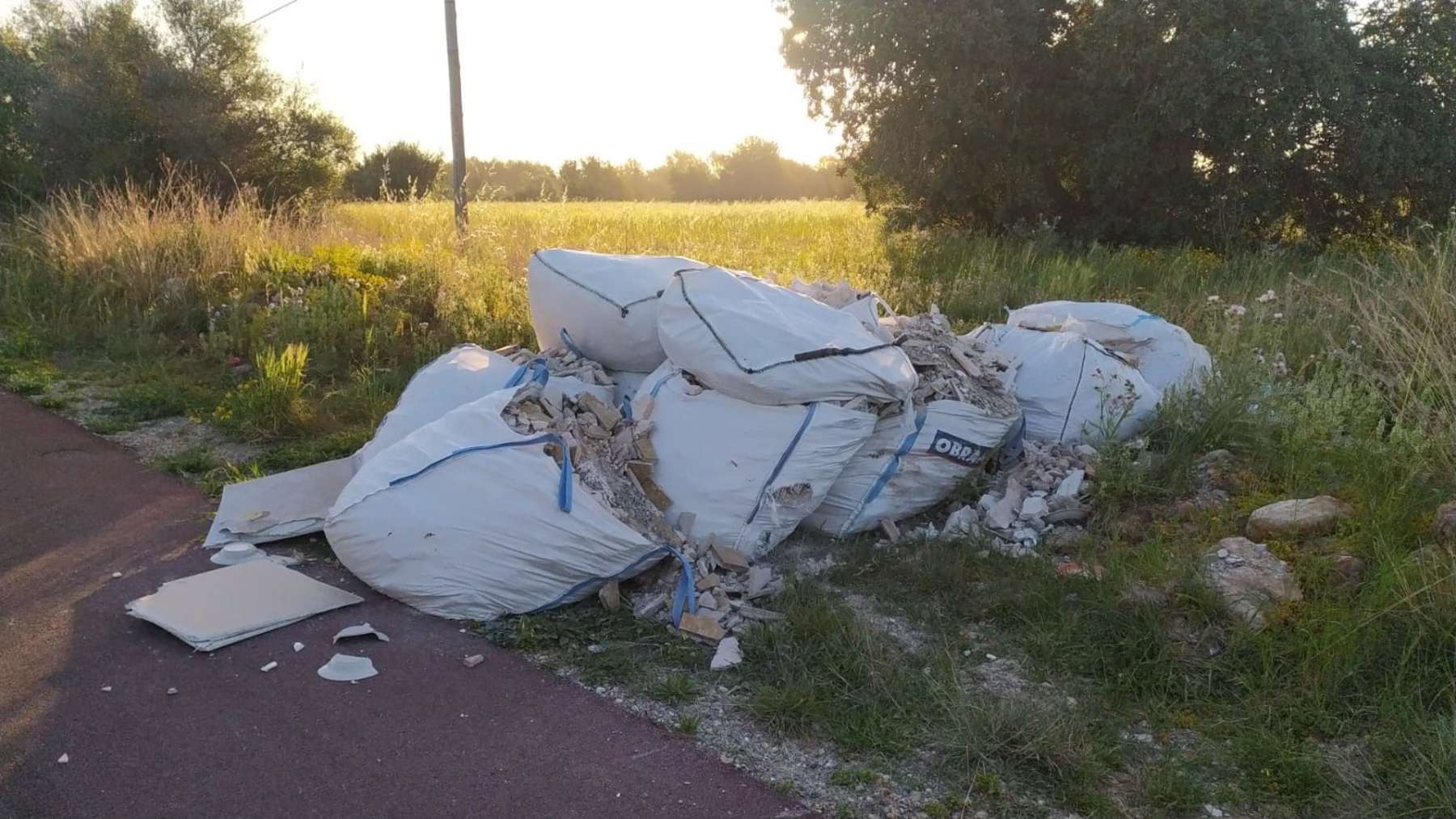 Marratxí multa a dos individuos por dejar tiradas hasta diez toneladas de escombros en la calle
