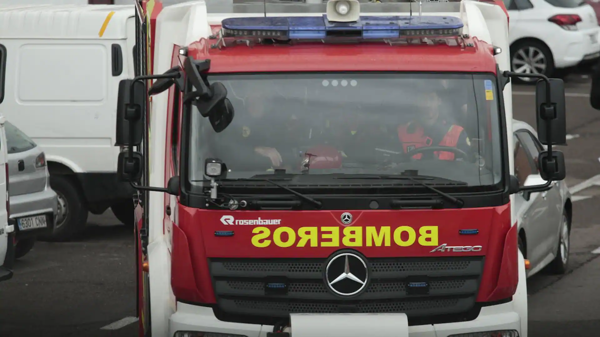 Bomberos rescatan a hombre atrapado en el tejado de una vivienda en Salamanca