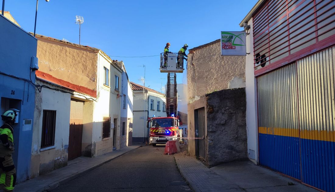 Los bomberos, obligados a intervenir por la caída de cascotes en Zamora