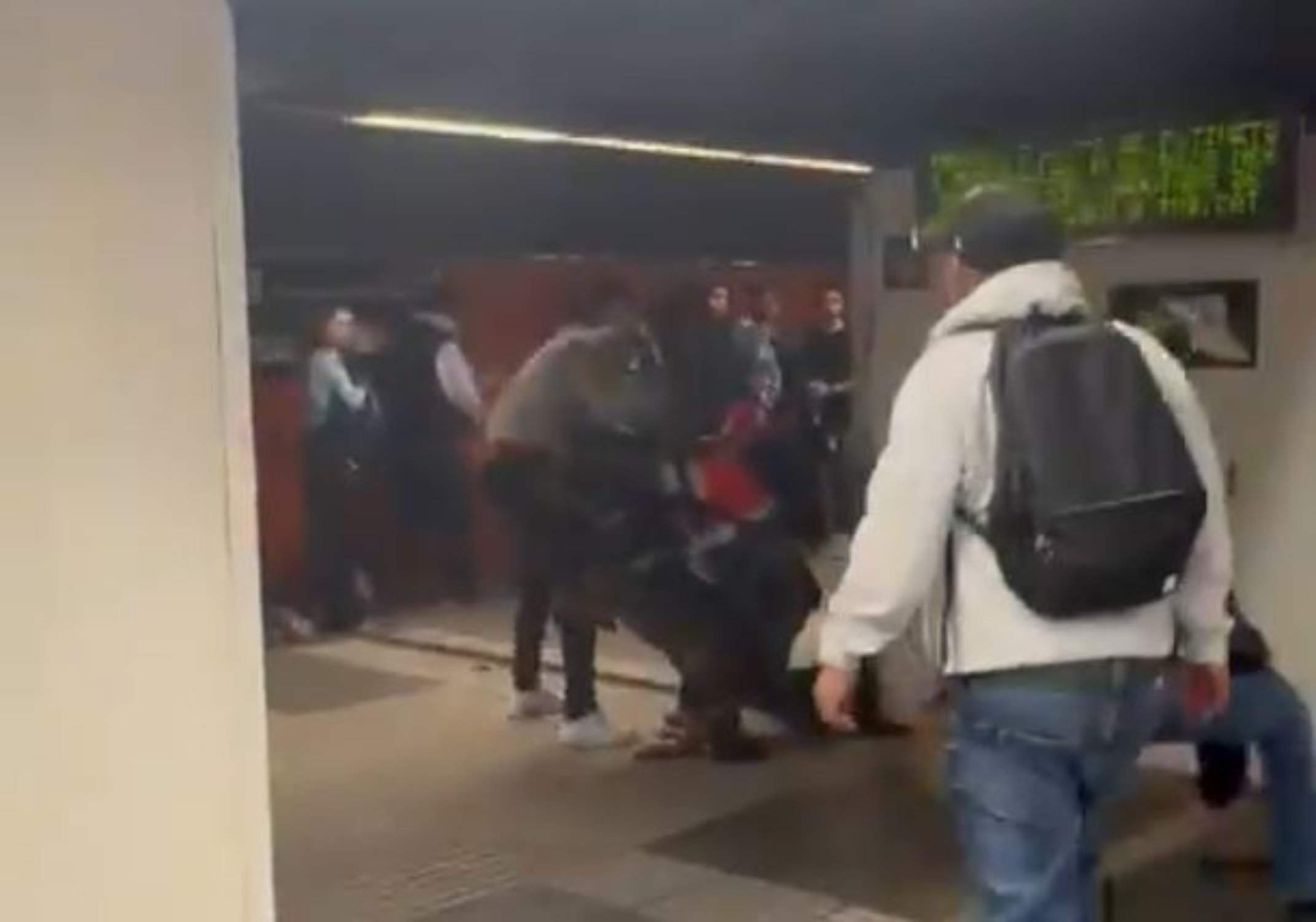 Brutal agresión a vigilantes de seguridad en el metro de Barcelona deja varios heridos