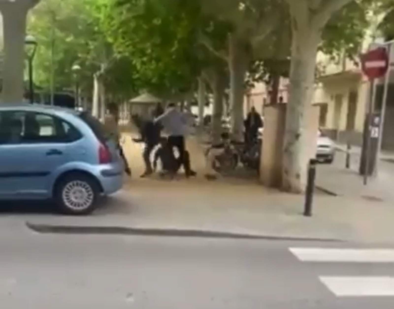 Brutal pelea en Calella: jóvenes se enfrentan a puñetazos y bate de béisbol en plena plaza