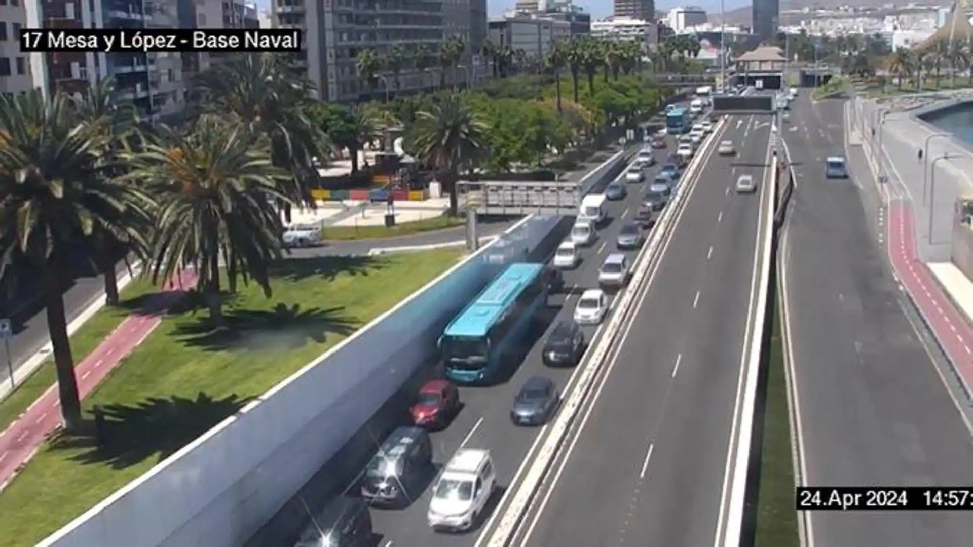 Retenciones en la Avenida Marítima tras un accidente entre un taxi y una moto