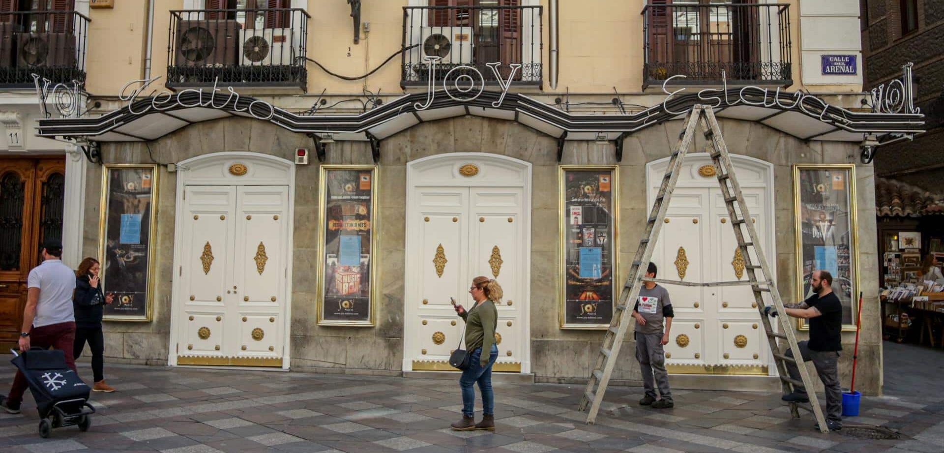 Desalojadas miles de personas de una fiesta masiva convocada por redes sociales en el Teatro Eslava