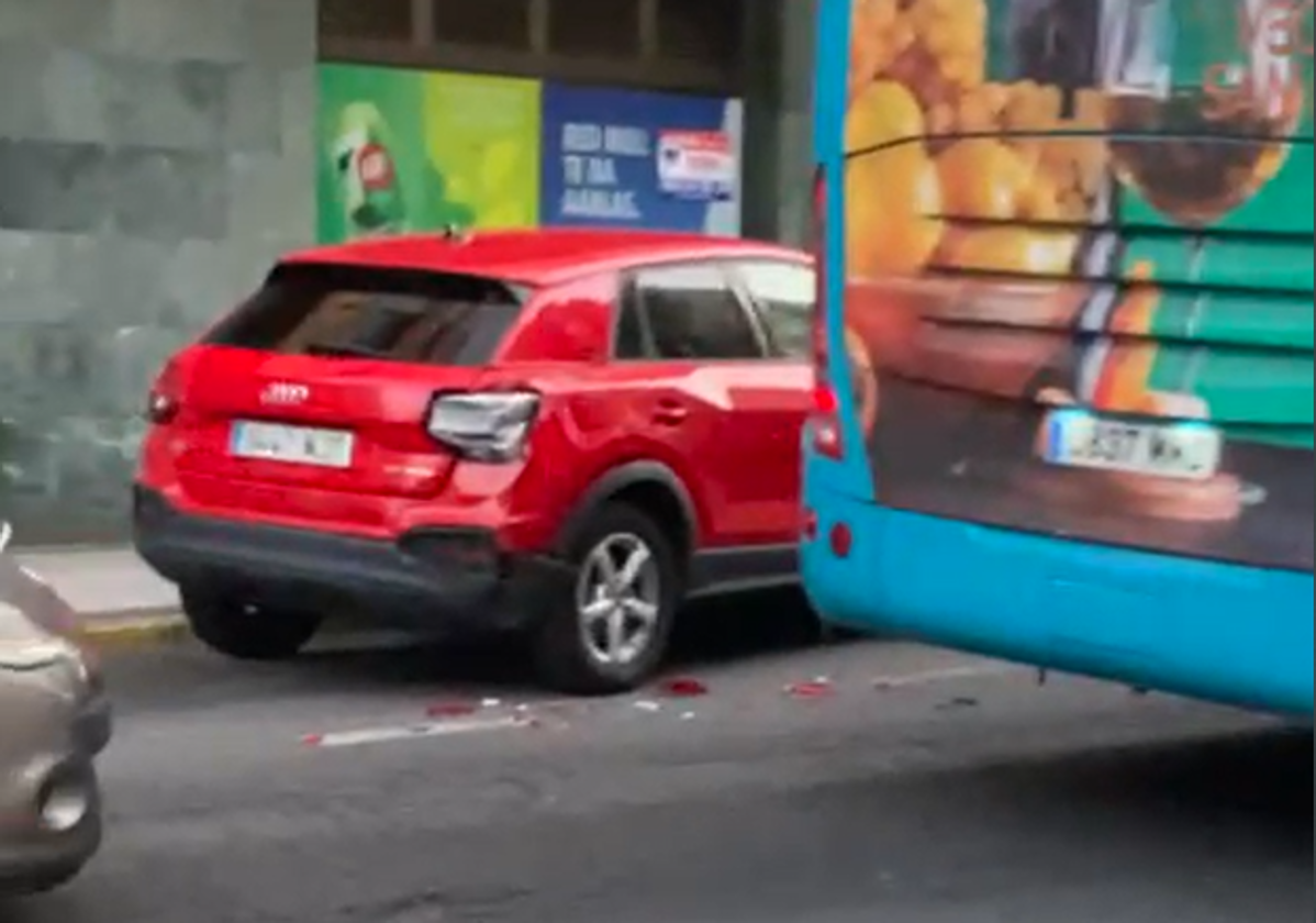 Choque de guagua contra turismo en Las Palmas de Gran Canaria termina sin heridos pero con daños materiales