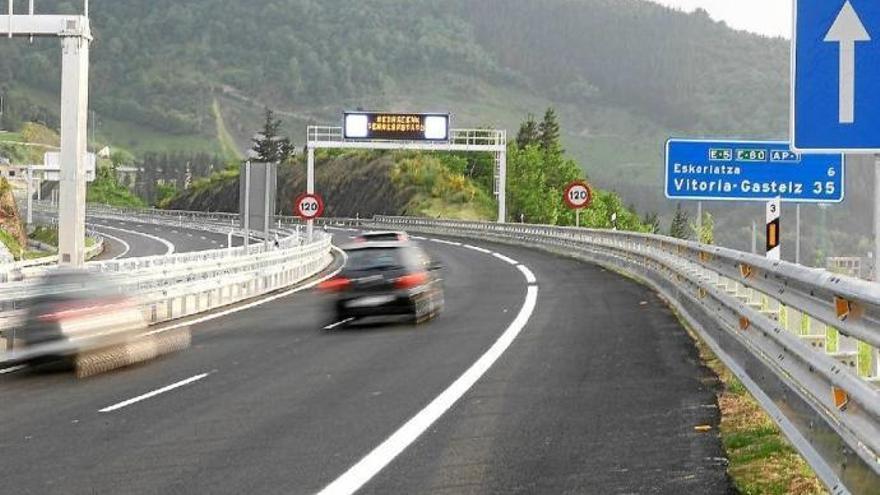 Un choque entre tres vehículos provoca retenciones en la AP-1 en Bergara