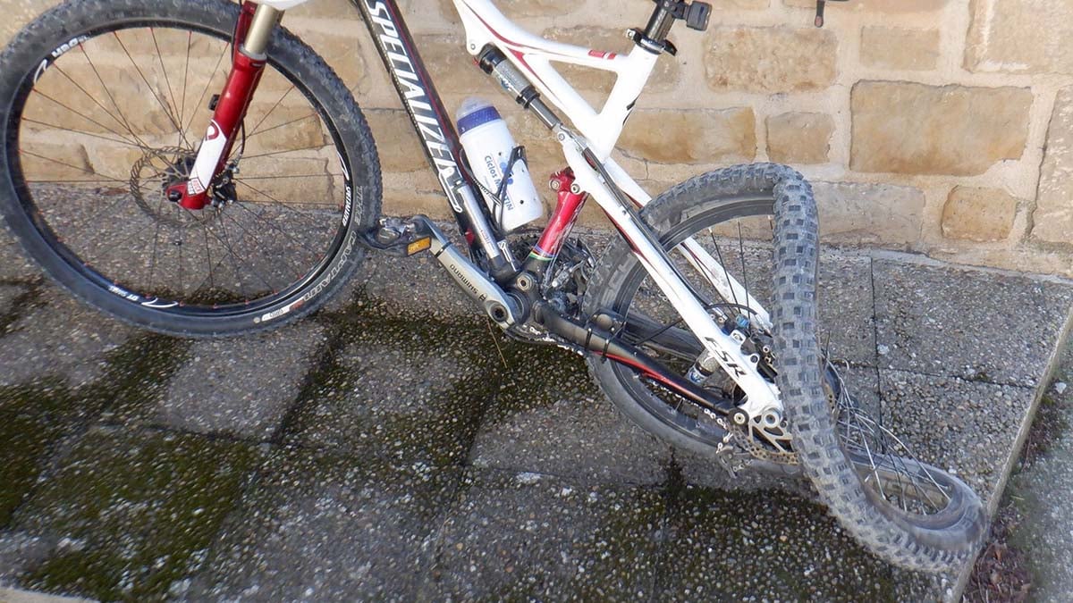 Manda al hospital a un ciclista tras arrollarlo con su coche sobre un carril bici en Navarra