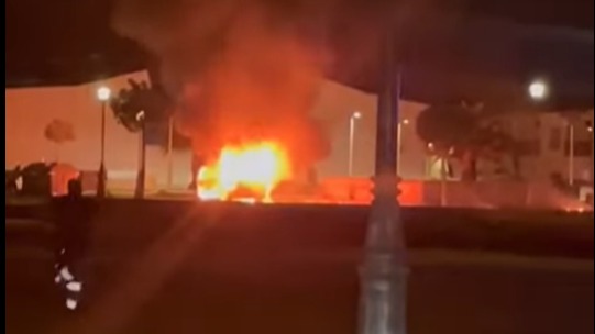 Vídeo | Susto en Lepe tras arder un coche en circulación en plena calle