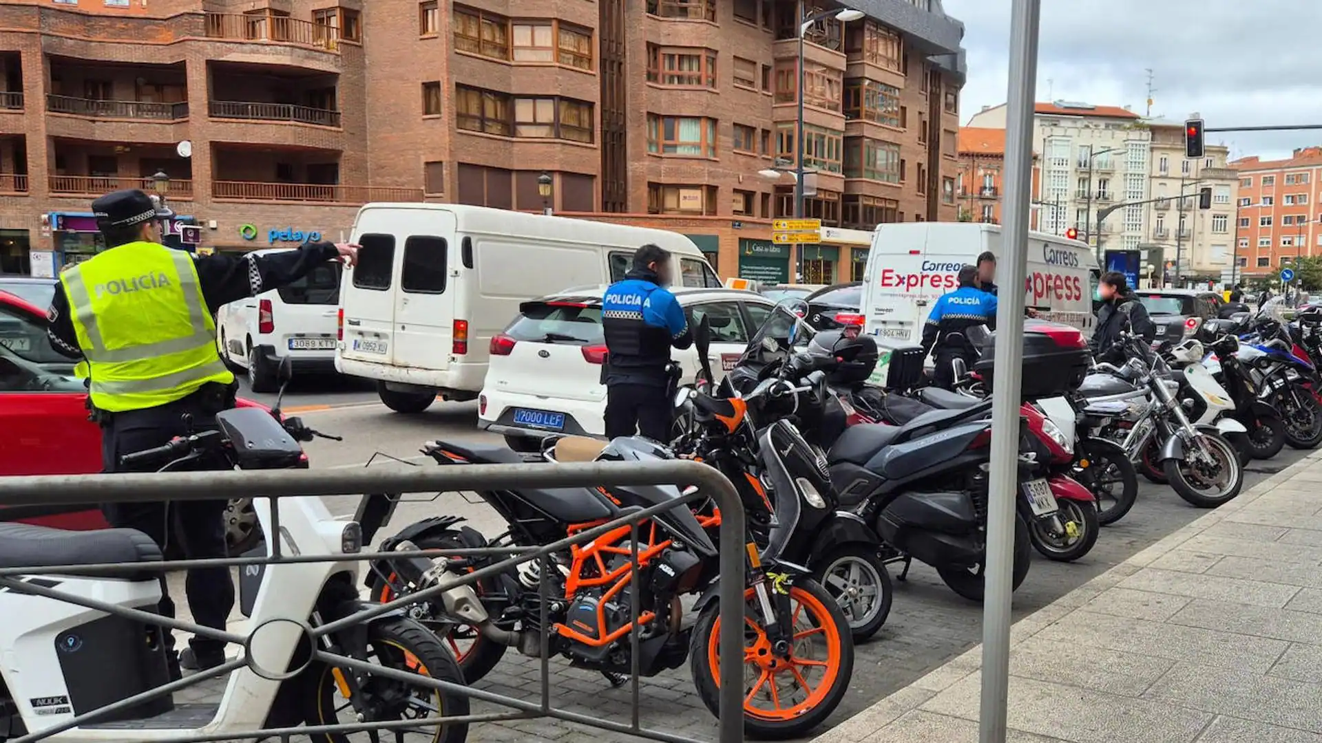 Aparca el coche sin freno de mano y golpea a siete motos en Burgos