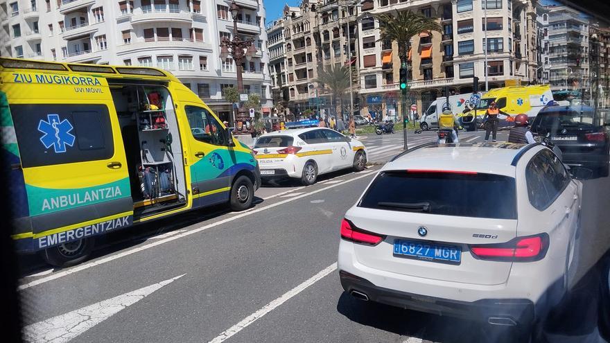Un hombre, herido leve tras el accidente entre una furgoneta y una moto en Donostia