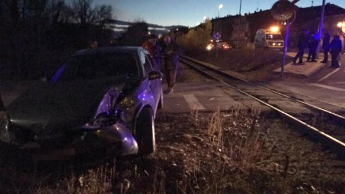 Uno de los muchos accidentes que se provocan en Villaquilambre en pasoa a nivel aún ni siquiera sin barreras.