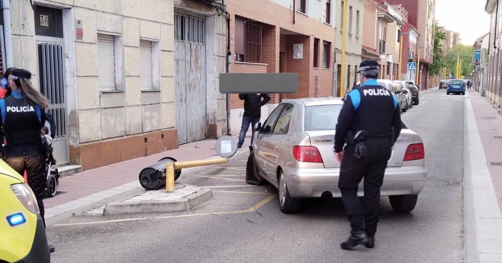 Se sale de la vía y choca contra una farola en Ángel García