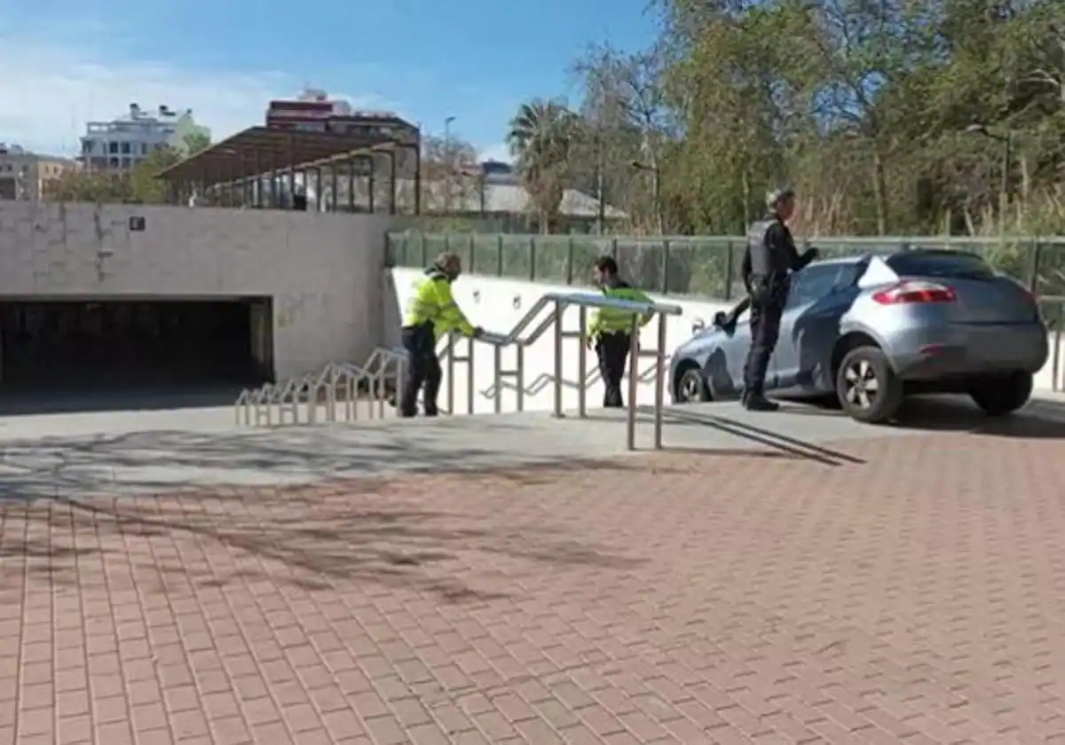 Conductor despistado en Valencia acaba con su coche en el primer escalón de las escaleras de metro en la Estación de Ayora