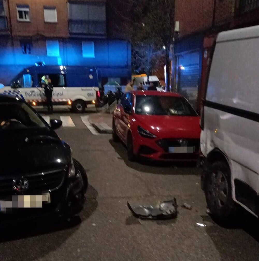 Conductor ebrio choca contra dos vehículos estacionados en el barrio de La Rondilla en Valladolid