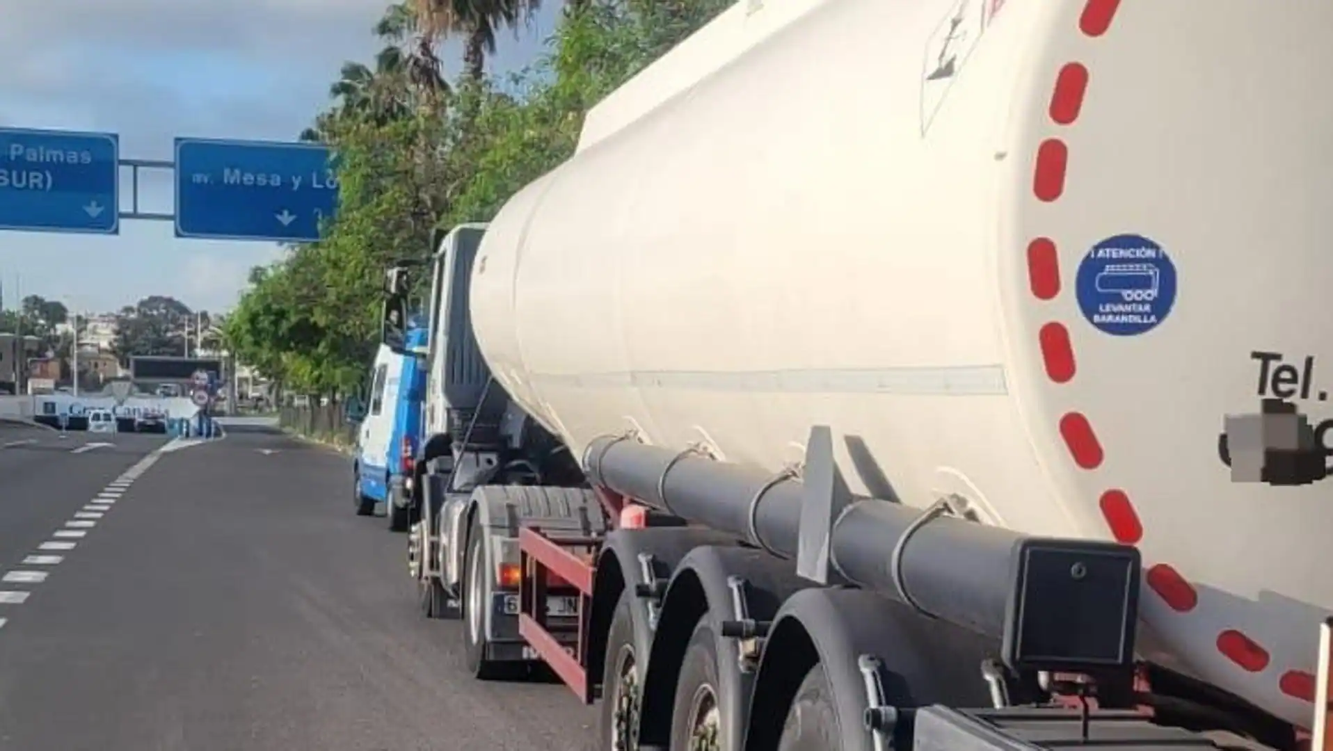 Circula por la Avenida Marítima con 36.000 litros de combustible para aviones usando el móvil