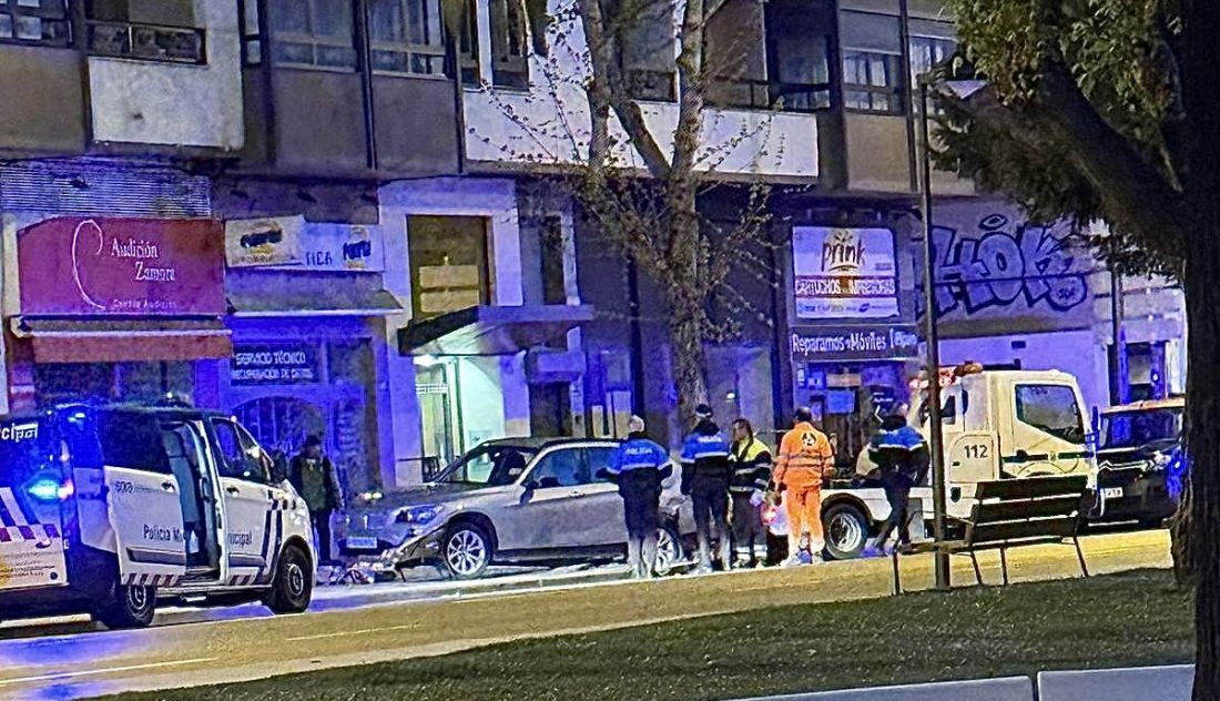 Empotra su coche contra un banco en pleno centro de Zamora