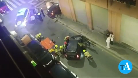 Conductor temerario embiste a un coche en Alicante y abandona a mujer atrapada en el interior