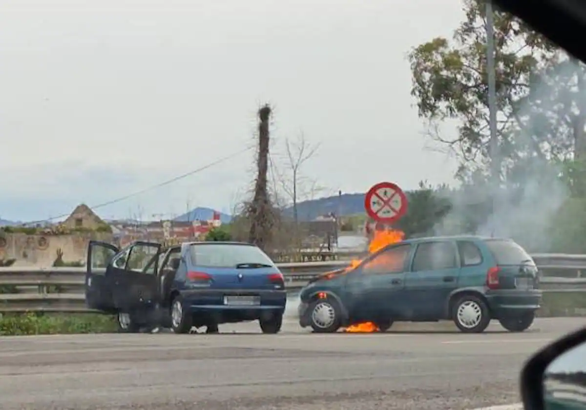 Cuatro heridos en Gijón al chocar dos coches y arder uno de ellos