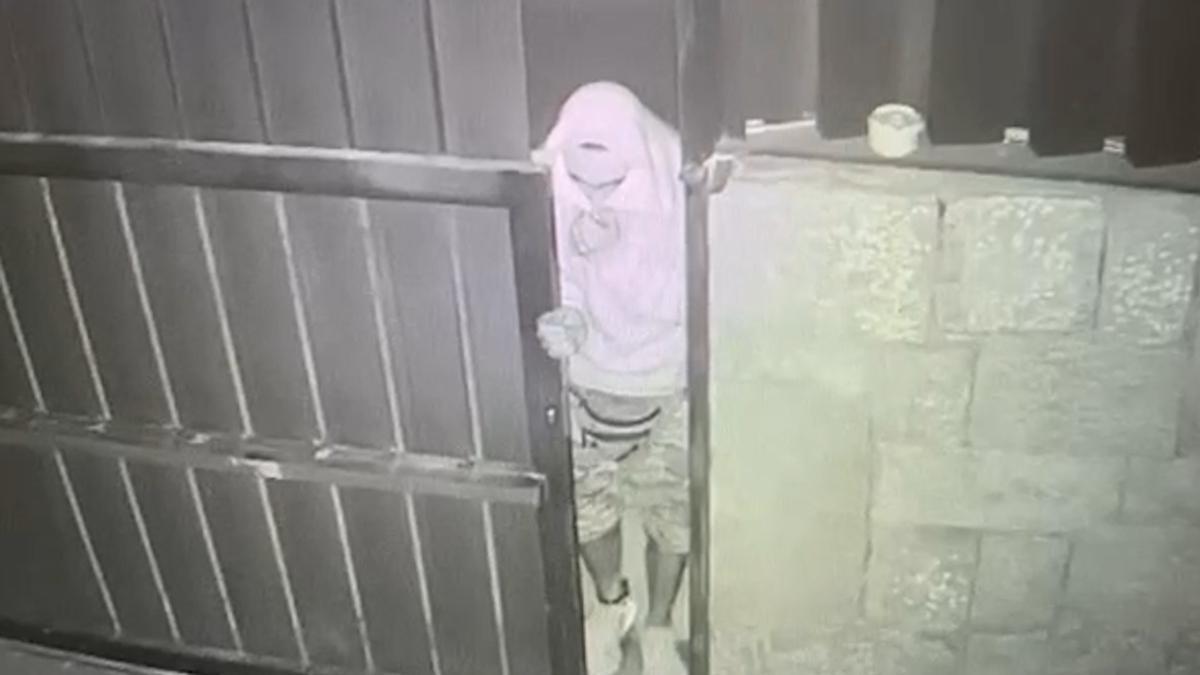 Uno de los ladrones, accediendo a un local que fue asaltado.