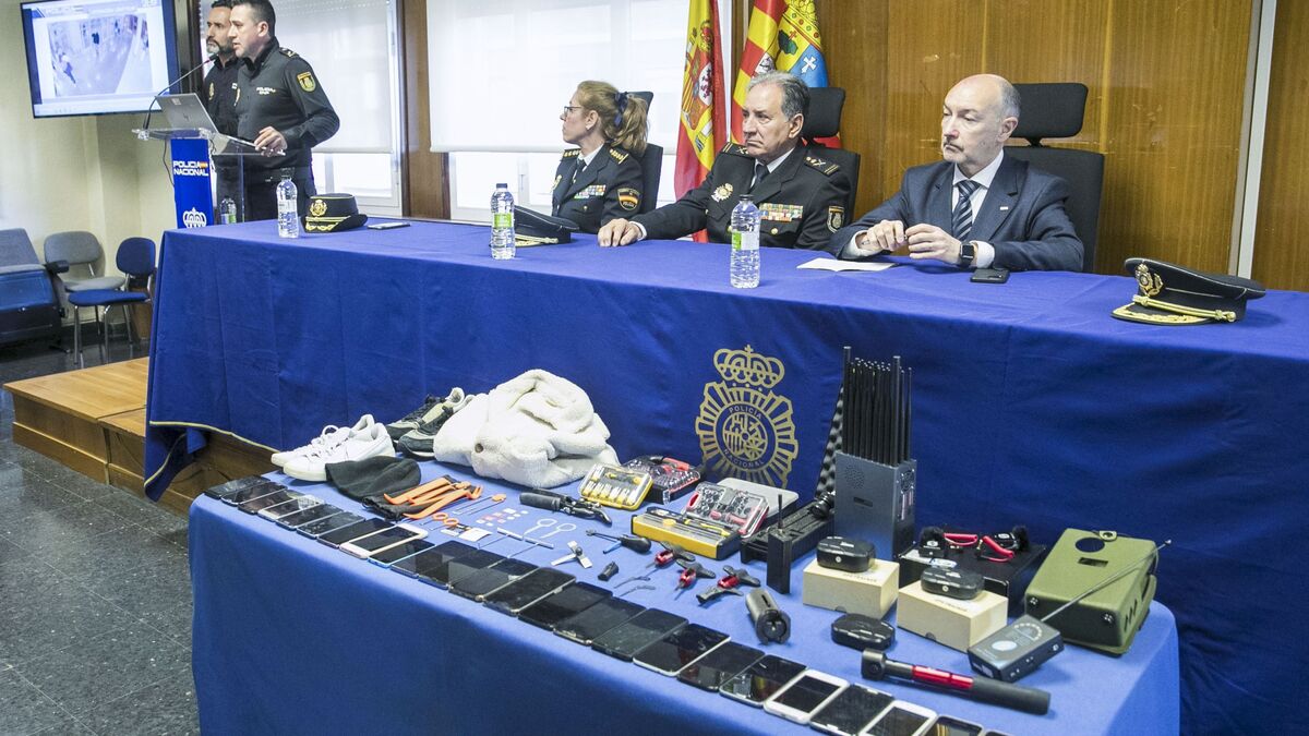 Rueda de prensa de la Policía con varios de los objetos recuperados.