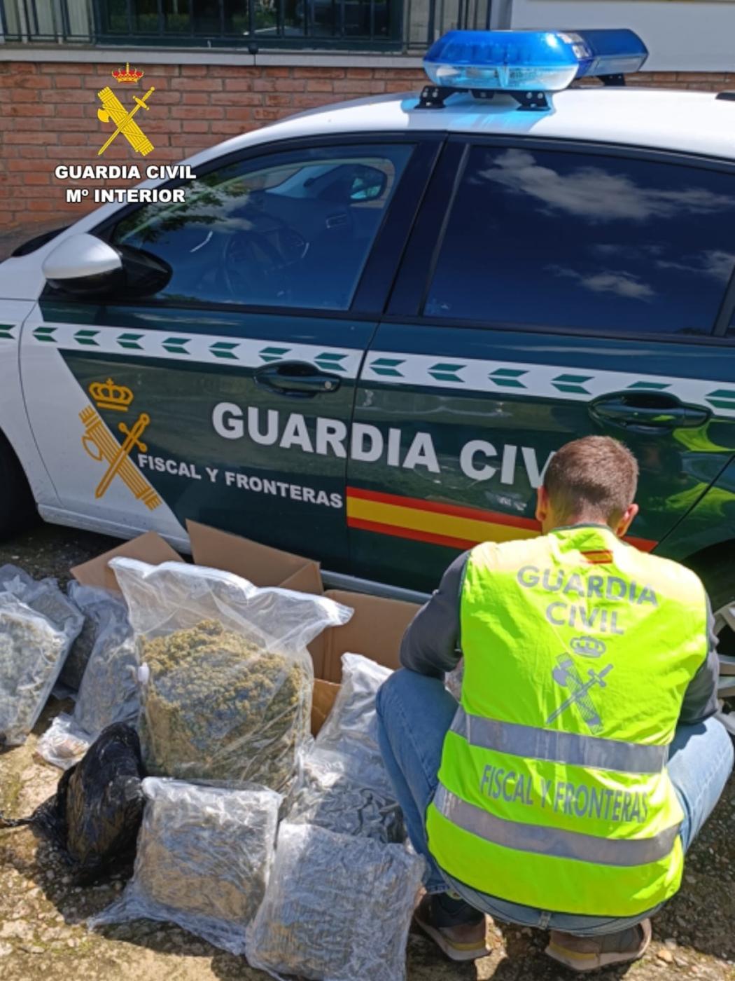 Imagen de agentes en el decomiso de drogas. - GC