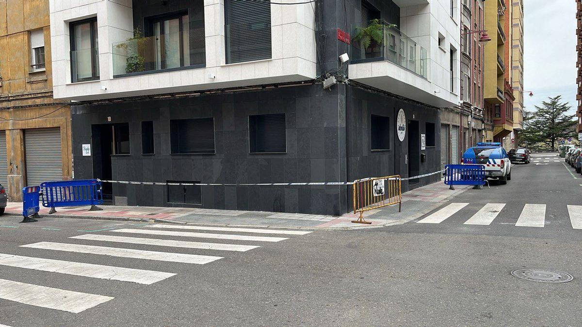 Desprendimientos de fachada en León obligan a cortar una acera cercana a edificio turístico recién renovado