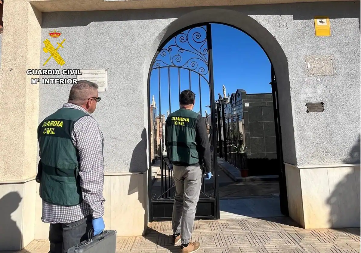 Misterio en el cementerio de un pueblo de Alicante: la Guardia Civil descubre al ladrón de los tiradores de los panteones