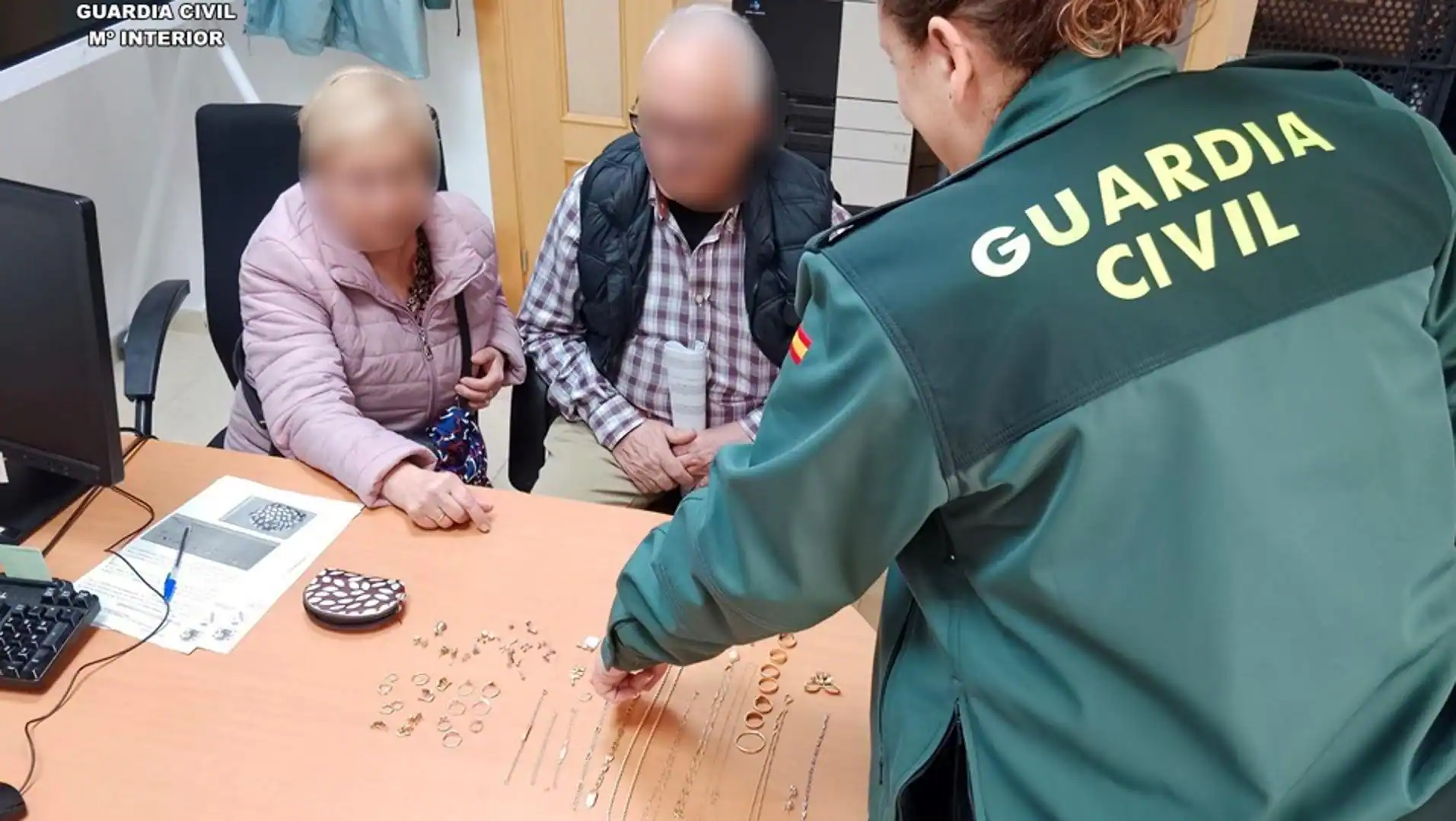Detienen a un conductor de ambulancias por robar joyas a una pareja de ancianos en Benidorm