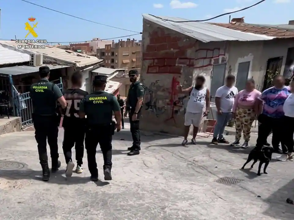 Detenidos tres hombres por robar varias veces en el polideportivo de Callosa de Segura y en un colegio