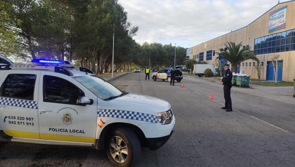 Detenido en Santoña un joven con orden de ingreso en prisión que conducía una moto sin carné y sin matrícula