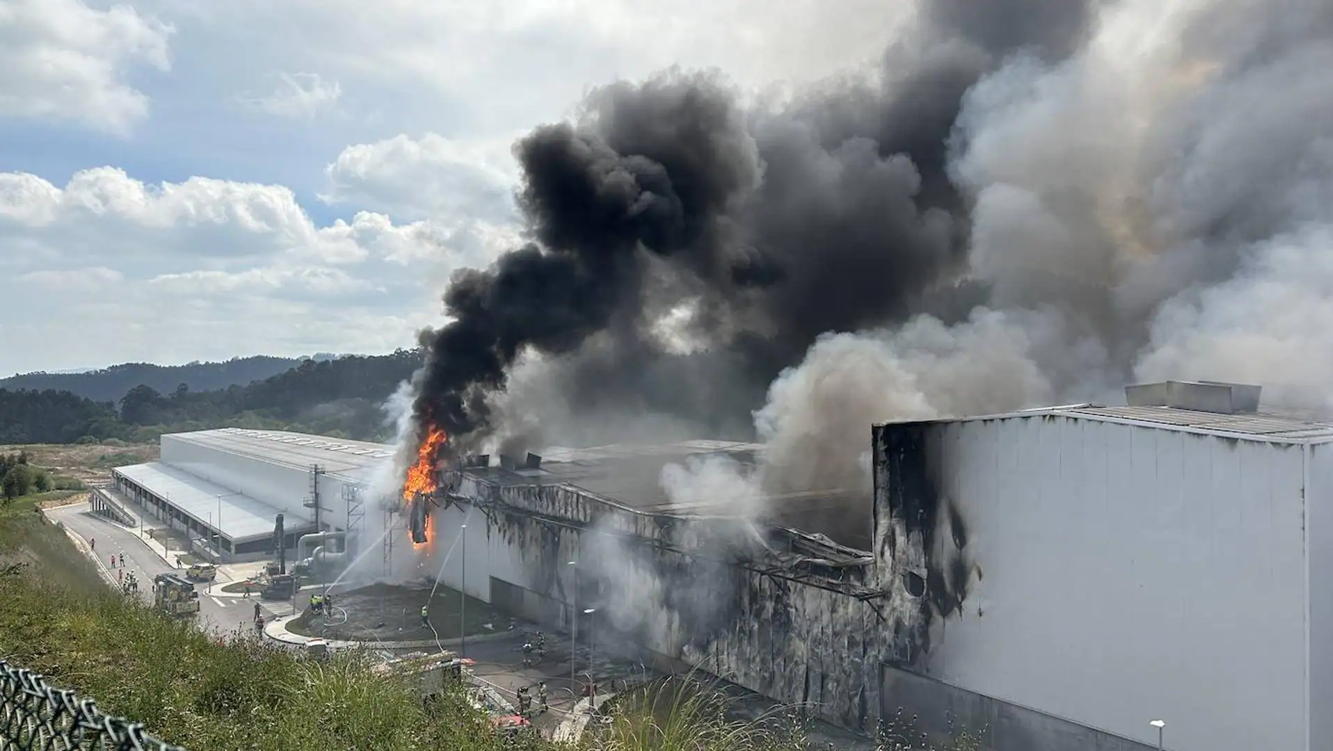 Devastador incendio consume una planta de Cogersa en Gijón, generando un espeso humo negro visible desde varios puntos de la ciudad