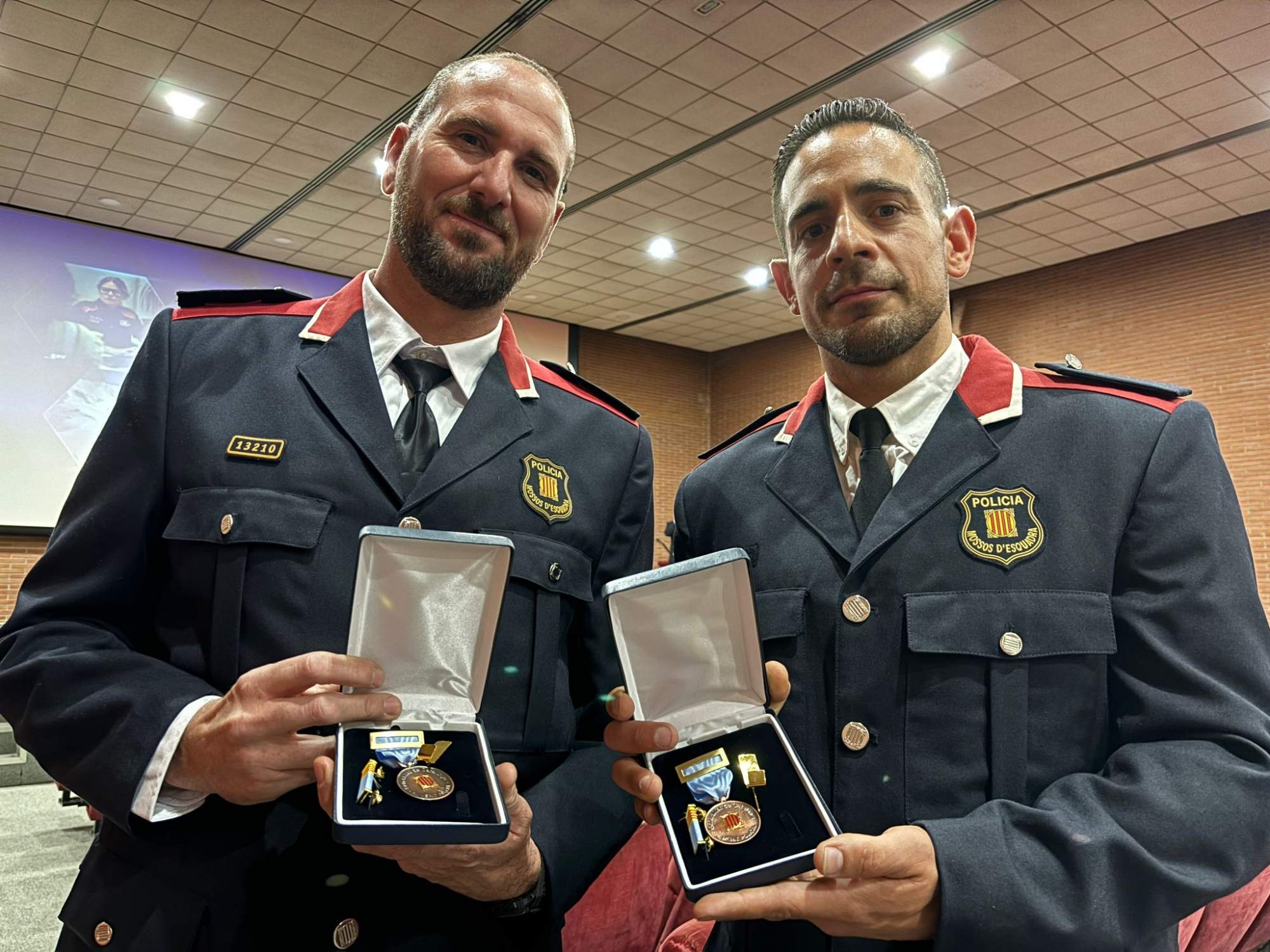 Dos agentes de los Mossos d’Esquadra detienen a ladrones que amenazaron con un cuchillo a una mujer en Sabadell
