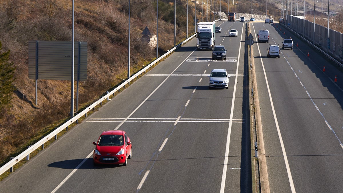 Un accidente múltiple en la Ronda de Pamplona deja dos personas heridas