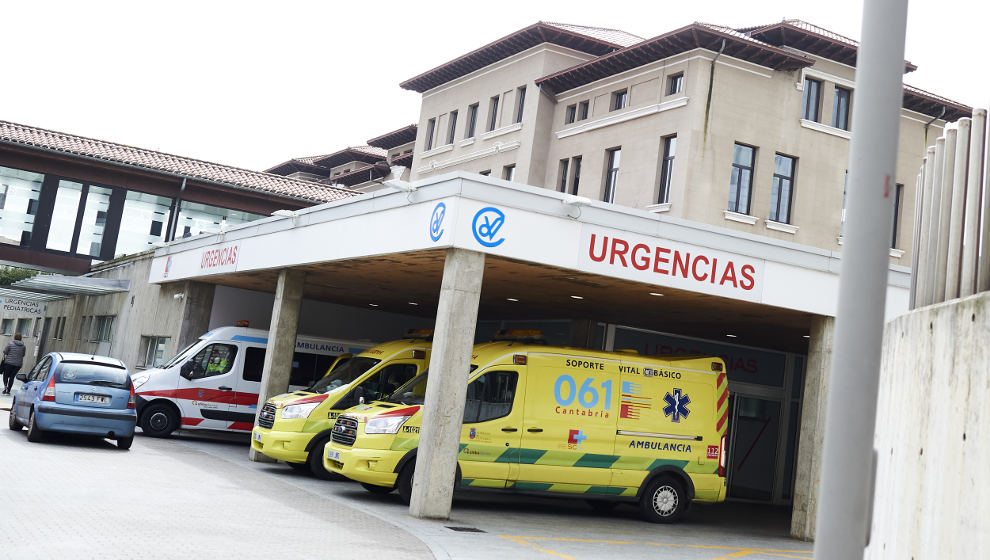 Dos heridos tras una colisión en el parking de un centro comercial en El Alisal