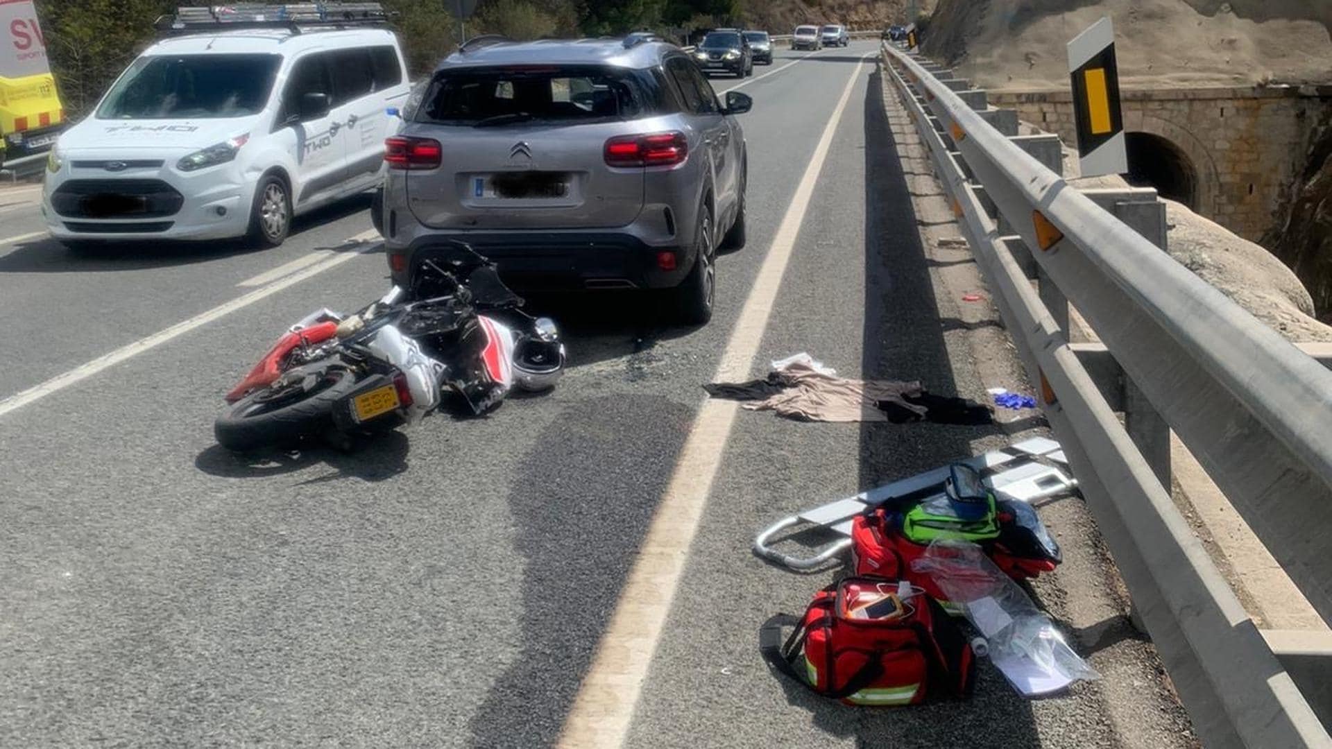 Dos enfermeros fuera de servicio salvan la vida a un motorista tras un accidente en el Mascarat