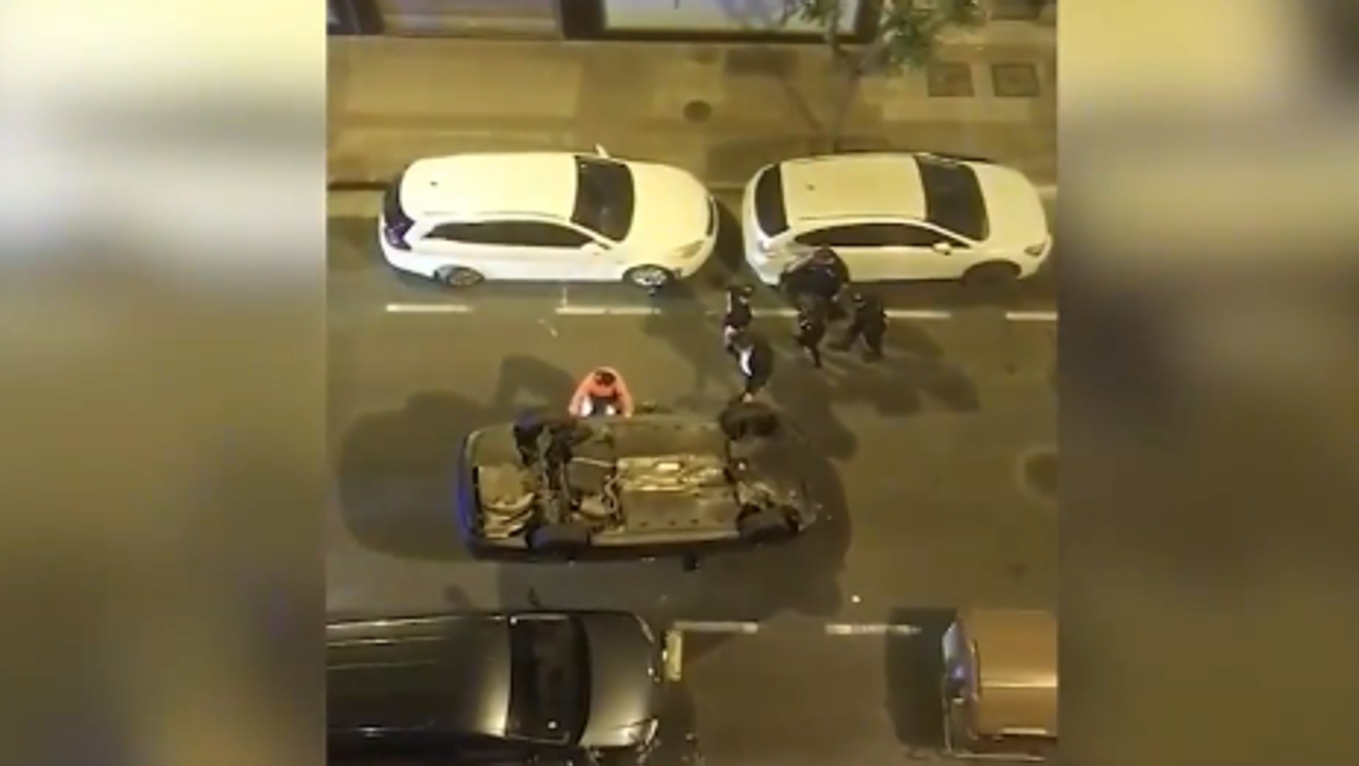 Espectacular vuelco de un coche de madrugada en la calle Lardero de Logroño