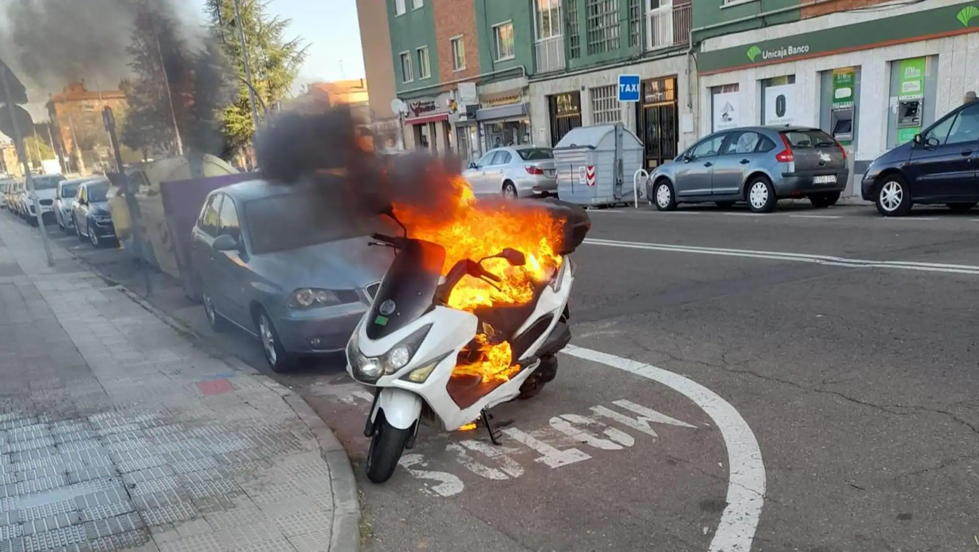 Arde una moto en plena calle en el barrio San José