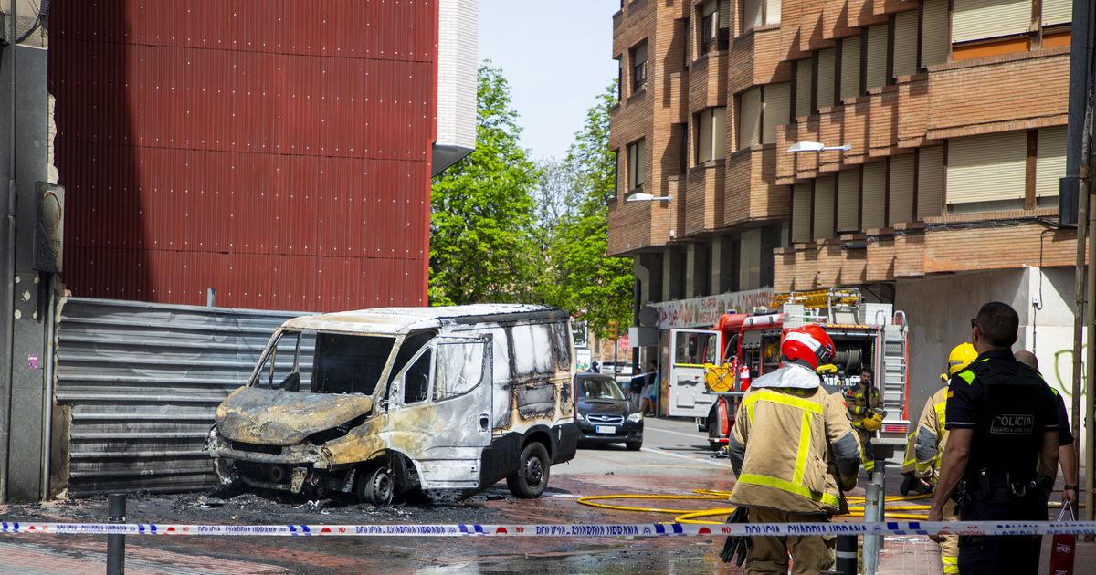 Un incendio calcina por completo una furgoneta en la plaza Noguerola