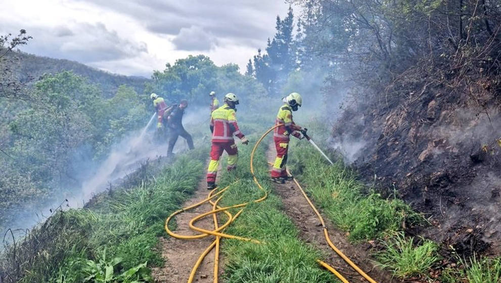 Extinguido el incendio de un vertedero en Salarzón que amenazaba a varias viviendas