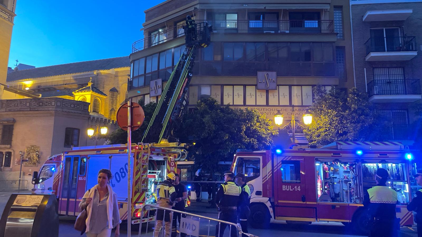 Gran susto en el centro de Sevilla tras incendio en una hamburguesería cerca de la iglesia de San Pedro