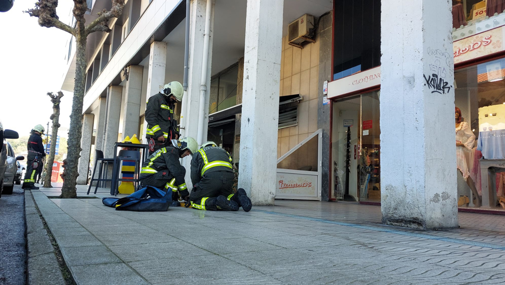 Dos empleados sufren quemaduras en el incendio de un local hostelero de Laredo
