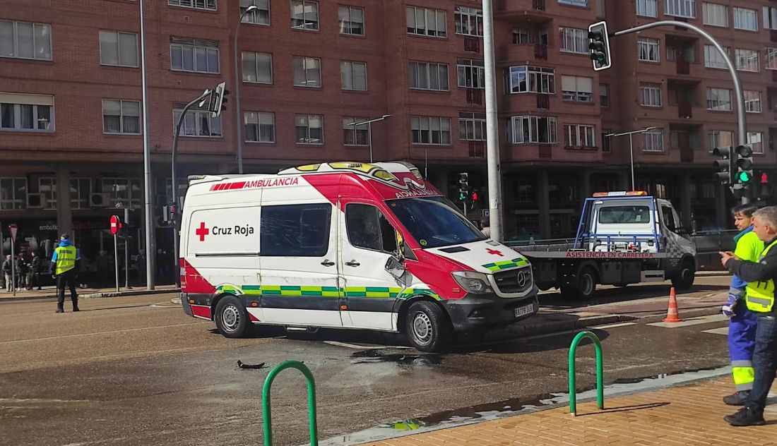 VÍDEO | La grúa retira la ambulancia volcada y el tráfico vuelve a la normalidad