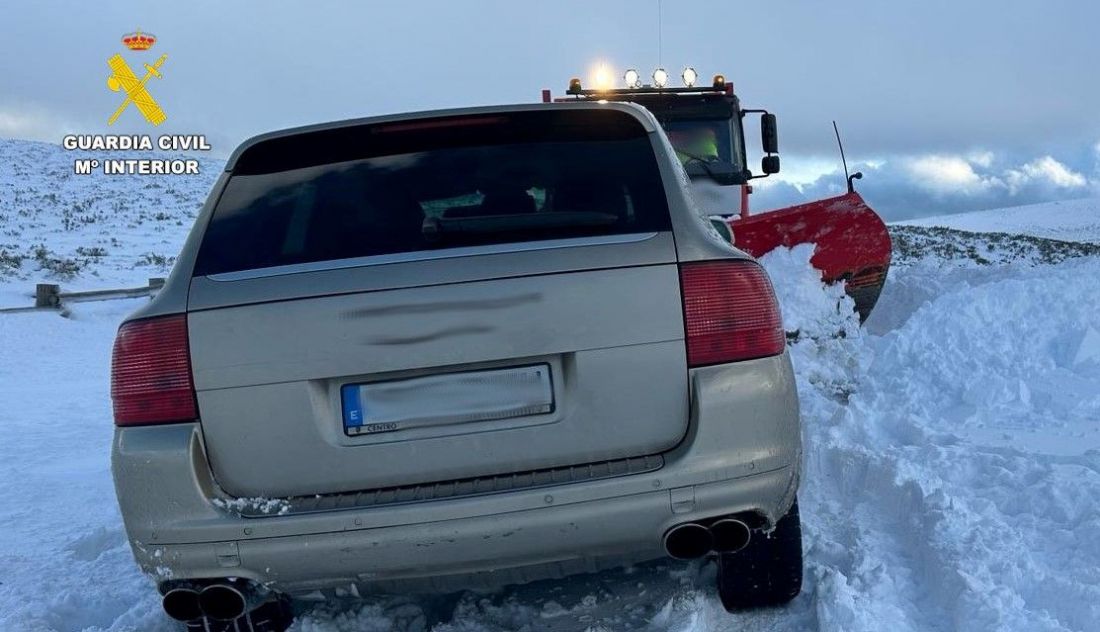 Rescatan a una familia con un bebé de un mes atrapada por la nieve en Zamora