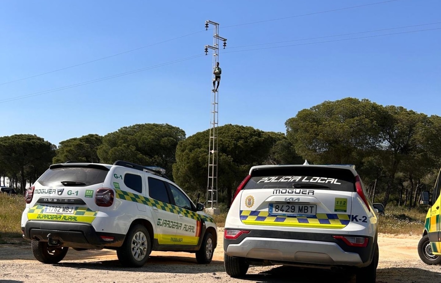 Susto en Moguer: Subsahariano se sube a un poste eléctrico "porque su novia le había dejado"