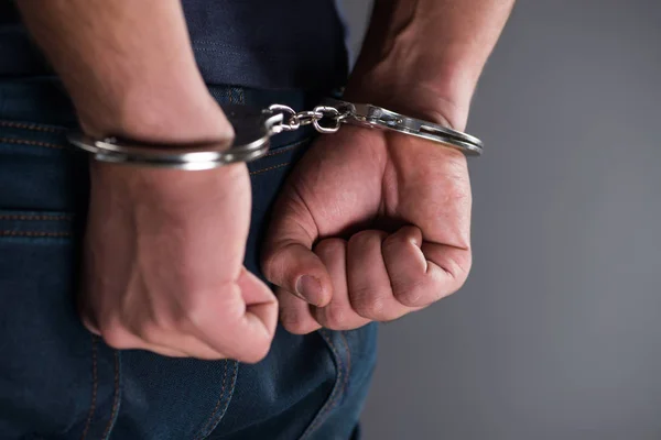 Un hombre de 36 años detenido en Sondika por retención y agresión sexual y física a su pareja