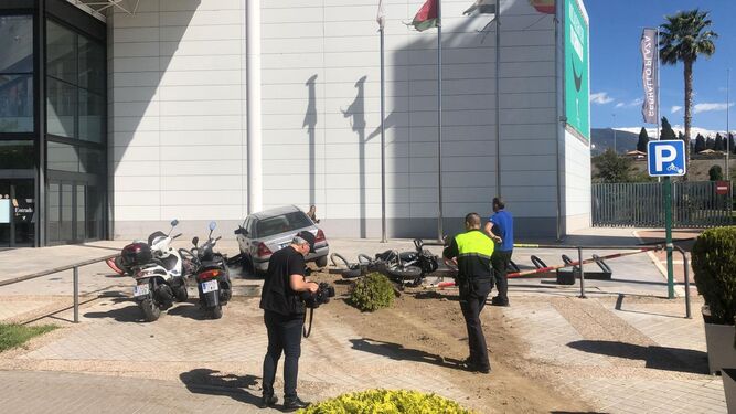 Un coche se estrella por accidente en el Serrallo Plaza